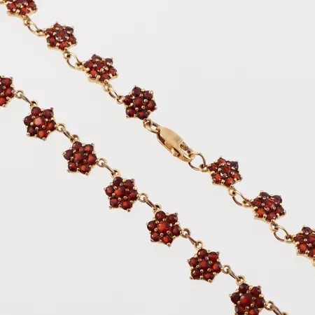 Collier med granater, längd ca 50 cm, bredd 8.9 mm, förgyllt silver. Vikt: 28,9 g