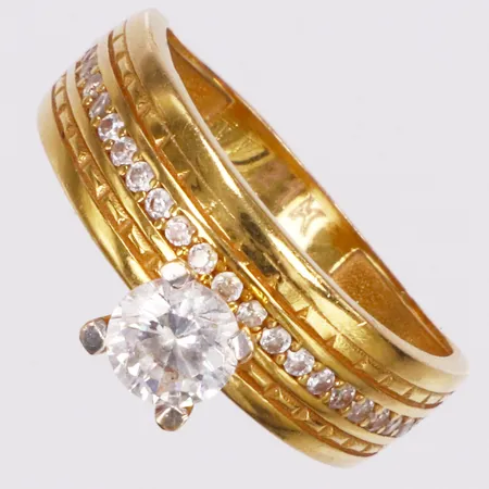 Ring, vita stenar, stl 18¼, bredd 3-7,3mm, 21K Vikt: 4,6 g