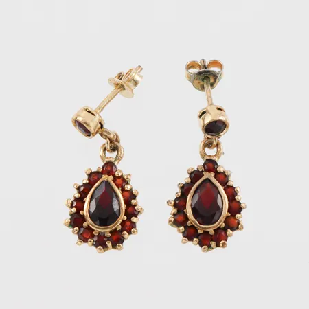 Örhängen paret med granater, förgyllt silver, ett av låsen 18k, höjd ca 22 mm. Vikt: 4,3 g