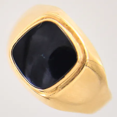 Ring med onyx, stl 19½, bredd 3-13mm, 18K  Vikt: 3,2 g