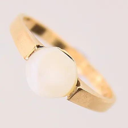 Ring med odlad pärla, stl: 17, bredd: 2-6,8mm, skadad pärla, 18K  Vikt: 2,9 g