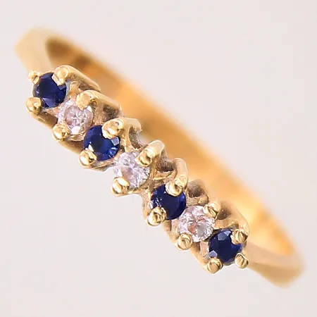 Ring med blå och vita stenar, stl 18, bredd 2-4mm, 18K  Vikt: 2,4 g