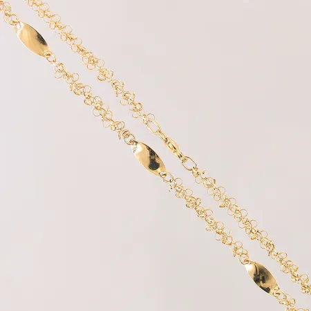 Kedja med integrerade berlocker, längd 45cm, bredd 2mm, GHA, 18K  Vikt: 6,8 g