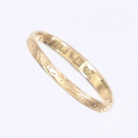 Ring med präglad dekor, stl 17½, bredd 3mm, personlig gravyr, 18K Vikt: 1,2 g