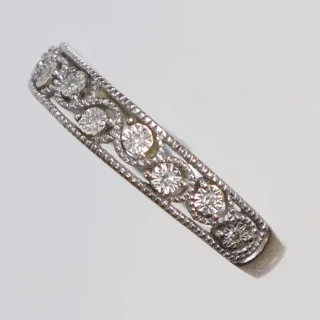 Ring med vita stenar, stl 17½, bredd 2-3mm, GHA, vitguld, 18K  Vikt: 2 g