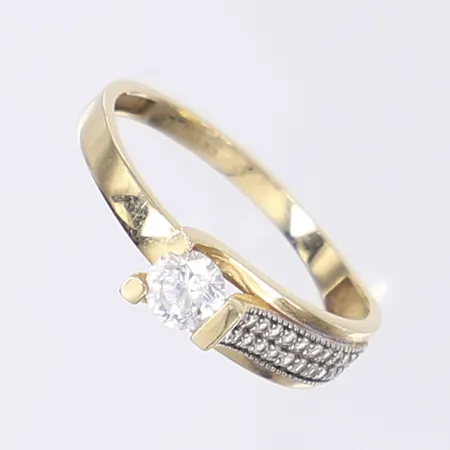 Ring med vita stenar, stl 19½, bredd 2-5mm, repor, 14K Vikt: 2,4 g