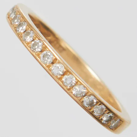 Alliansring med diamanter 15 x ca.0,02ct, Ø17¼, bredd: 2,5mm, svenska stämplar, 18K Vikt: 3,7 g