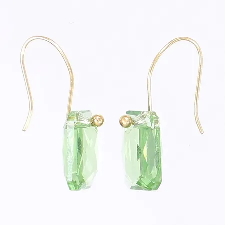 Ett par örhängen med slipade ljusgröna stenar, 11x8mm, ögla i 18K guld, bruttovikt 1,8g Vikt: 0 g