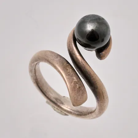  Ring i silver, stl 17, öppen skena, bredd 3,3-20,3mm, 1st Hematit, mått Ø8,3mm, 925/1000, vikt 6,94g.