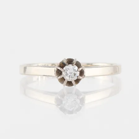 Ring vitguld med liten diamant, Guldfynd AB, storlek 17 mm, bredd 1.4-5.1 mm, 18k. Vikt: 1,6 g
