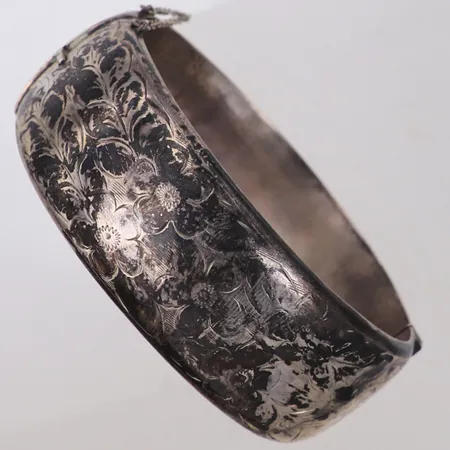 Stelt armband med dekor, innermått ca 60x56mm, bredd 24,4mm, buckla, silver 830/1000 Vikt: 39,8 g