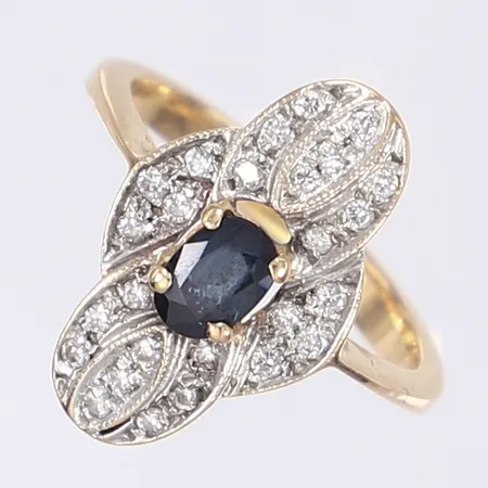 Ring med diamanter 27x ca 0,01ct samt blå safir 1x ca 0,40ct, art deco-stil, stl 17¼, bredd 3-20mm, bortskavda stämplar, 18K Vikt: 5,5 g