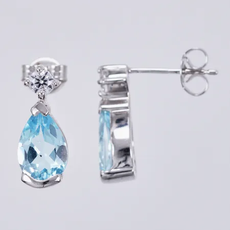 Ett par örhängen med stenar, längd: ca 1,4cm, bredd: ca 2-6mm, GHA, 925/1000 Silver  Vikt: 2,6 g