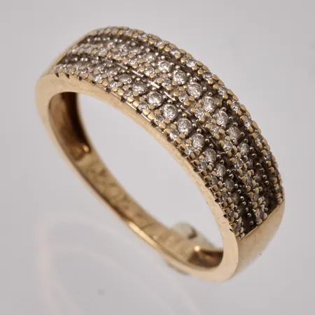 Ring i 18K guld, stl 16, bredd 1,6-6,2mm, många små diamanter i 4 rader, någon sten saknas, tillverkad av Guldfynd, bruttovikt 3,14g, ca nettovikt 2,9g.