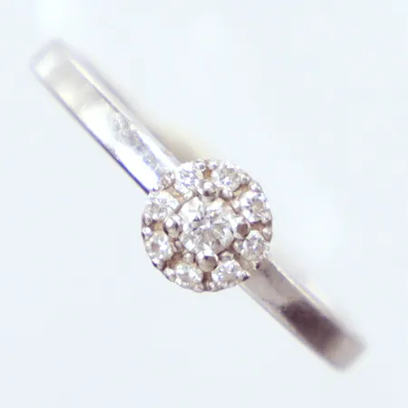 Ring vitguld med små diamanter totalt 0,15ct enligt gravyr, Ø17mm, 18K  Vikt: 2,9 g