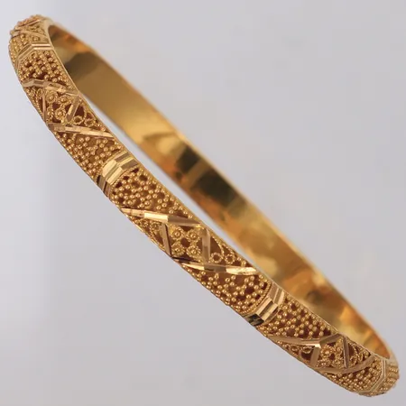 Armring, Ø6cm, innermått 18cm, bredd 5,5mm, skevt, 21K  Vikt: 11,4 g