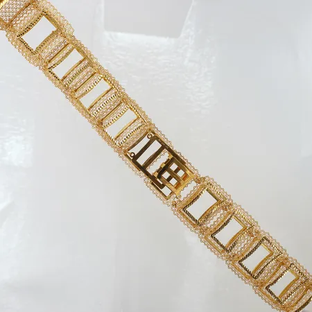 Bälte med filigranarbete, längd 83-85cm, bredd 35mm, 18K.  Vikt: 106,5 g