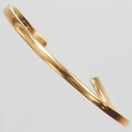 Armband, stelt, öppen modell, asymmetrisk design, innermått: 64,5x44mm, bredd: 3,3-5,4mm, svenska stämplar, 18K Vikt: 26,5 g