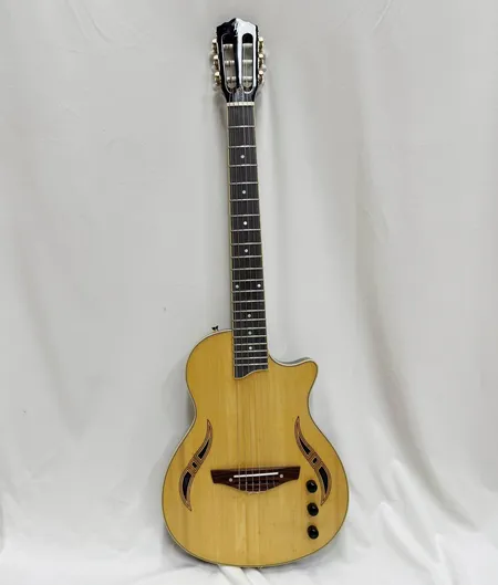 Gitarr Harley Benton Nashville Nylon. Mjuk ryggsäcksväska ROKSAK medföljer. Skickas med Bussgods eller PostNord