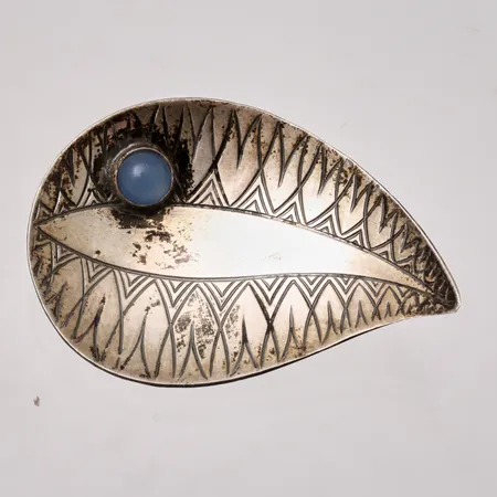 Brosch i silver, mått 26,3x38,6mm, 1st ljusblå sten, mått Ø5mm, 830/1000, tillverkad av K&L, vikt 4,95g.