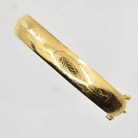 Armring med mönsterdekor, öppningsbar, innermått 62x60 mm, bredd 12 mm, 14K. Vikt: 21,2 g