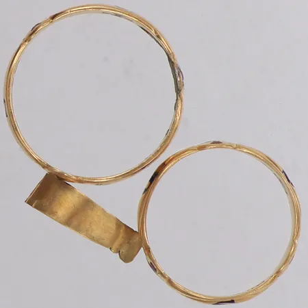 Diverse guld, defekt, gravyr, 18K  Vikt: 14,2 g