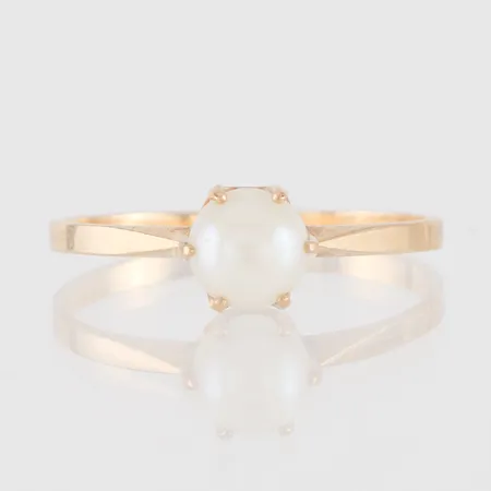 Ring med pärla, storlek 18 mm, bredd 1.5-5.9 mm, 18k. Vikt: 1,8 g