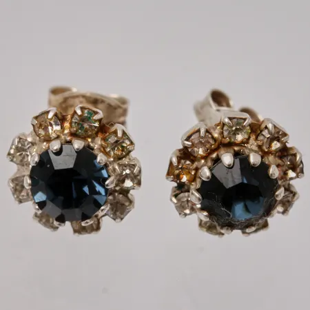 1par örhängen i silver, mått Ø10,5mm, 9st vita stenar, mått Ø2,3mm,1st blå sten, mått Ø6mm, 925/1000, vikt 2,09g.