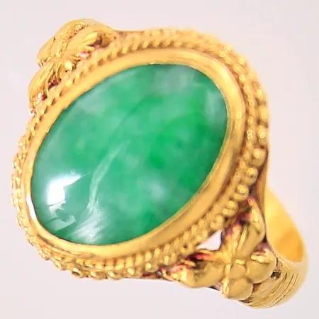 Ring med jade, stl 15, bredd 3,5-15mm, något skev skena, 24K  Vikt: 5,3 g
