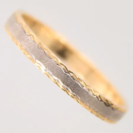 Ring tvåfärgad, stl: 20½, bredd: 3,8mm, gravyr, 18K  Vikt: 3,2 g