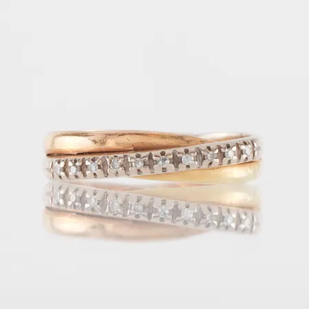 Ring vit och rödguld med små diamanter, storlek 15 ¾ mm, bredd 3.9-4 mm, Guldfynd AB, 18k. Vikt: 2,5 g