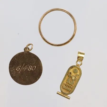 Diverse Guld, delvis defekt med gravyr 18K Vikt: 7,5 g