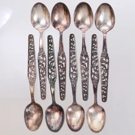 8 Skedar med blomsterdekor, längd 11,5cm, Guldsmedsaktiebolaget Gab, silver 830/1000 Vikt: 93,9 g