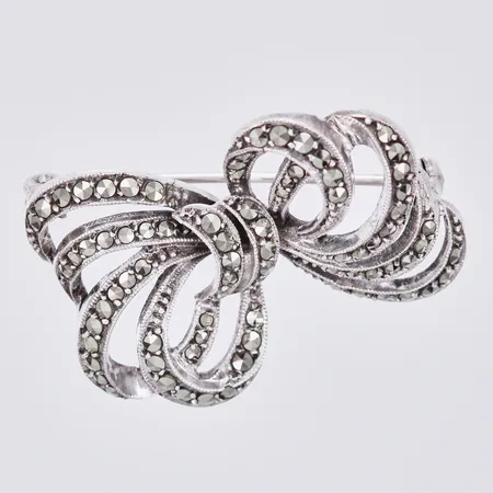 Brosch med markasiter, längd ca 3,3cm, bredd ca 32mm, Svensk importstämpel, 835/1000 silver  Vikt: 8,3 g