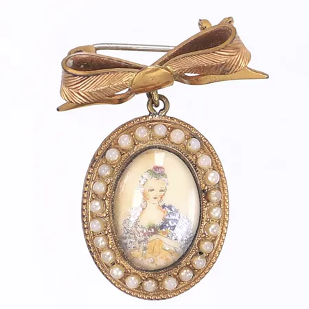 Brosch med målad dam i 1700-talsdräkt, höjd 35mm, imitationspärlor, Made in England, oädel metall, slitage