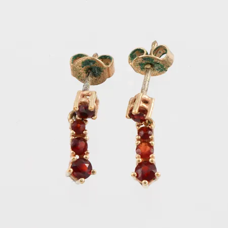 Örhängen paret med granater, höjd ca 14 mm, gulmetall.