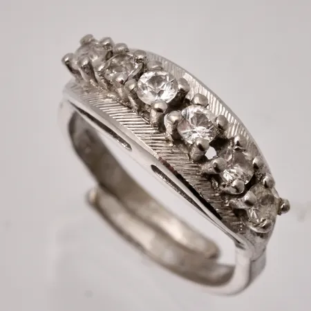 Ring i silver, stl 16, öppen skena, bredd 2,4-6,8mm, 6st vita stenar, mått Ø2,8mm, 835/1000, vikt 3,5g.