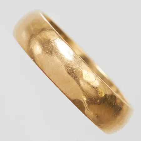 Ring, slät, Ø17¼, bredd: 4,8mm, personlig gravyr, svenska stämplar, 18K Vikt: 5,1 g