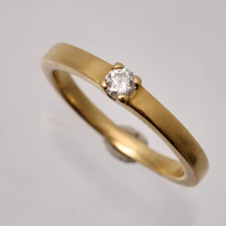 Ring i 18K guld, stl16¼, bredd 2,2-3,2mm, 1st vit sten, mått Ø3,2mm, vikt 3,65g.
