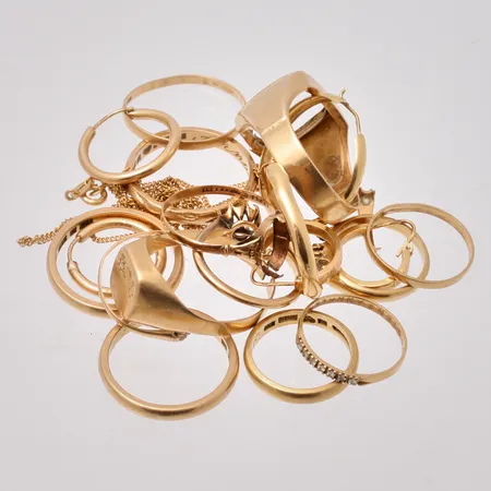 Diverse defekt guld, 18K, vikt 43,26g.