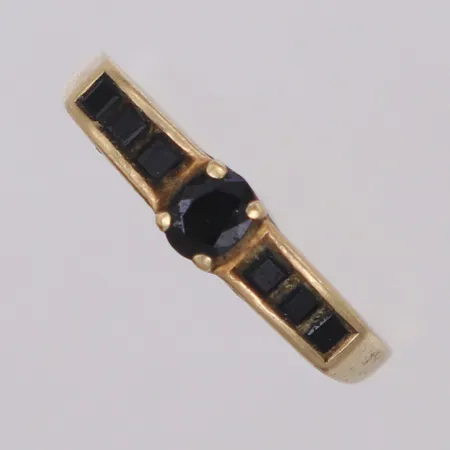 Ring med svarta stenar, stl 18, bredd 1,7-4,5mm, 14K  Vikt: 2,4 g