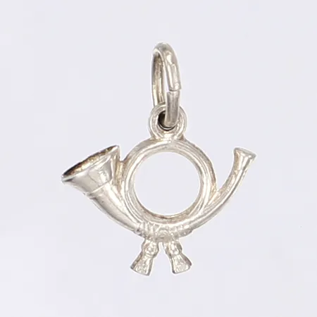 Hänge i form av posthorn, höjd 15mm inkl ögla, silver 830/1000 Vikt: 0,6 g