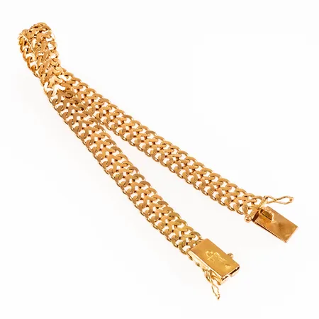 Armband, Fiskbenslänk i 18K guld. Det är 19 cm långt, 7,5 mm brett och väger 13,2g. Kistlås. Ojämnheter i länken. 