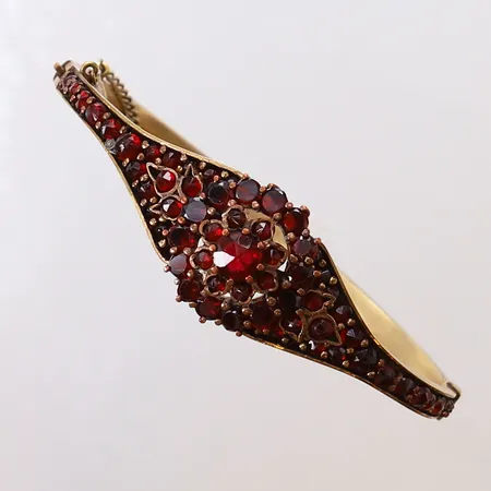 Stelt armband med granater, innermått ca 17,5cm, bredd ca4-18mm, öppningsbar, säkerhetskedja, oädel metall.