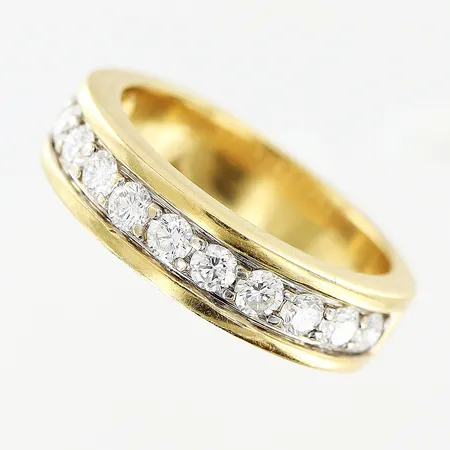 Ring med diamanter, 11st totalt 0,63ctv enligt gravyr, en diamant indikerar på syntetisk, stl 16¾, bredd 5mm, GHA, 18K Vikt: 6,6 g