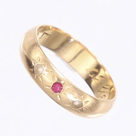 Ring med vita och röda stenar, stl 17¾, bredd 5mm, personlig gravyr, 18K Vikt: 3,9 g