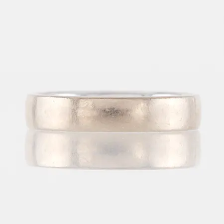 Ring vitguld med gravyr, Schalins, storlek 17 ¼ mm, bredd 4 mm, 9k. Vikt: 3,8 g