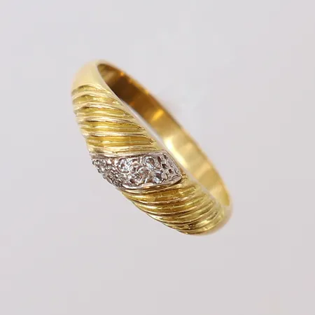 Ring med briljantslipade diamanter totalt 0,06ctv enligt gravyr, stl: 16½, bredd 2-5,5mm, 18K.  Vikt: 3,2 g
