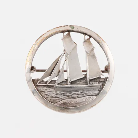 Brosch, Smycke-Smedjan Lars Berne Åmål, diameter ca 36 mm, silver. Vikt: 11 g