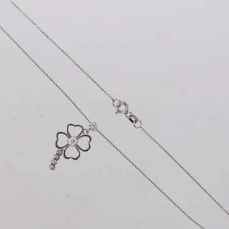 Collier med integrerat hänge, längd 42cm, bredd 1mm, hängets mått 25x14mm, vita stenar, vitguld, 18K Vikt: 2,3 g